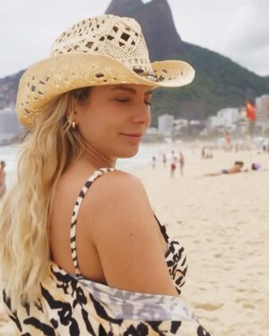 Julia Foti Instagram - errejota de novo! ♥️✨

#riodejaneiro #praia #leblon #errejota #rj