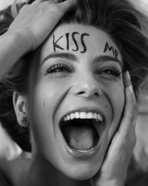 Julia Foti Instagram - K I S S  M E ! 

Inspiração Playboy de 1995 de @galisteuoficial por @jrduran 🖤

@luisdalvan 
@louisehelene_ 
@miltonfucci 
@acervomilca 
@mauricio_lion 
@jv_jaox 
@miasterio