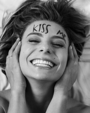Julia Foti Instagram - K I S S  M E ! 

Inspiração Playboy de 1995 de @galisteuoficial por @jrduran 🖤

@luisdalvan 
@louisehelene_ 
@miltonfucci 
@acervomilca 
@mauricio_lion 
@jv_jaox 
@miasterio