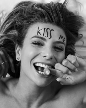 Julia Foti Instagram - K I S S  M E ! 

Inspiração Playboy de 1995 de @galisteuoficial por @jrduran 🖤

@luisdalvan 
@louisehelene_ 
@miltonfucci 
@acervomilca 
@mauricio_lion 
@jv_jaox 
@miasterio