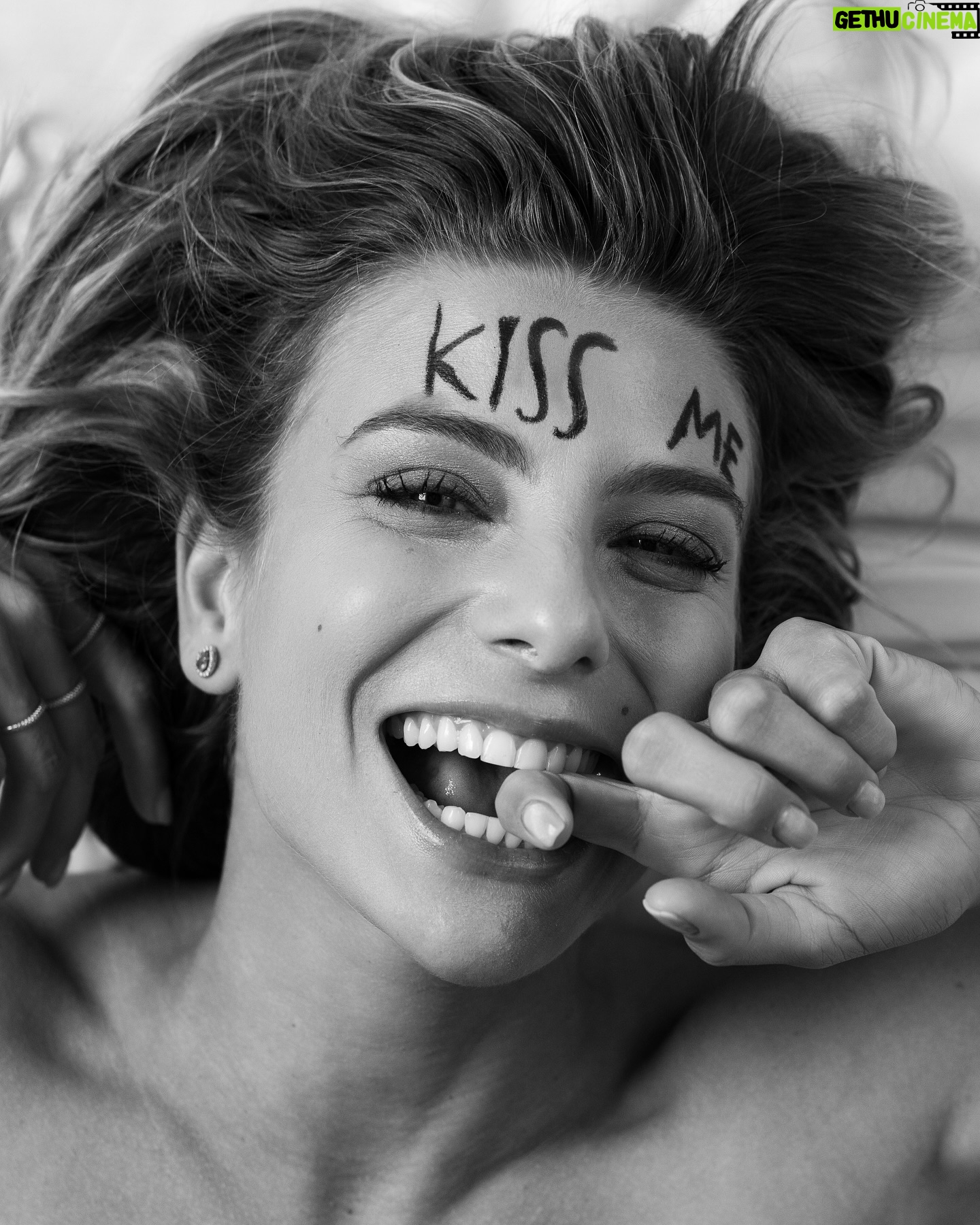 Julia Foti - 3K Likes - K I S S M E !
Inspiração Playboy de 1995 de @galisteuoficial por @jrduran 🖤
@luisdalvan
@louisehelene_
@miltonfucci
@acervomilca
@mauricio_lion
@jv_jaox
@miasterio
