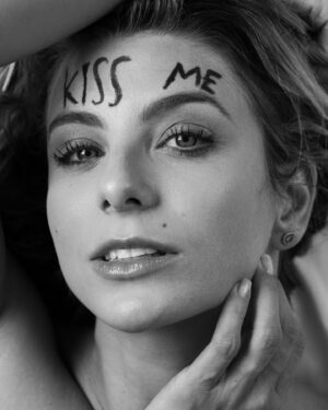 Julia Foti Instagram - K I S S  M E ! 

Inspiração Playboy de 1995 de @galisteuoficial por @jrduran 🖤

@luisdalvan 
@louisehelene_ 
@miltonfucci 
@acervomilca 
@mauricio_lion 
@jv_jaox 
@miasterio