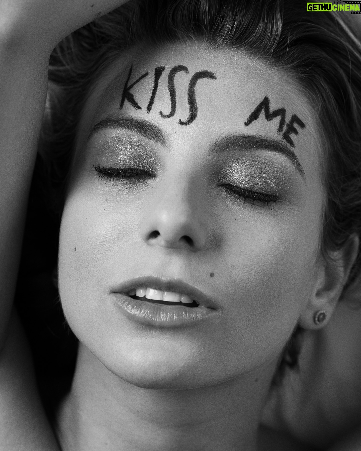 Julia Foti - 3K Likes - K I S S M E !
Inspiração Playboy de 1995 de @galisteuoficial por @jrduran 🖤
@luisdalvan
@louisehelene_
@miltonfucci
@acervomilca
@mauricio_lion
@jv_jaox
@miasterio