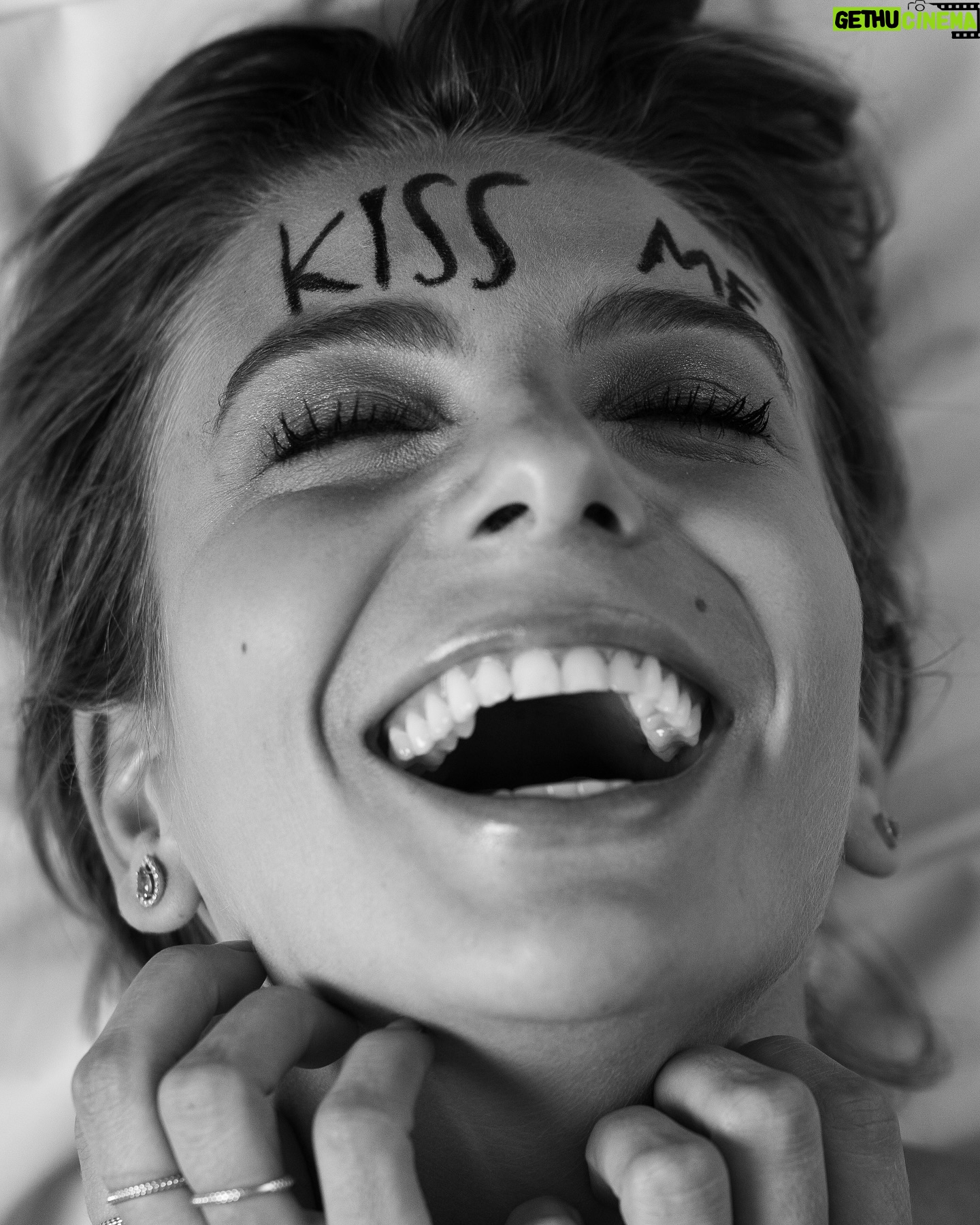 Julia Foti - 3K Likes - K I S S M E !
Inspiração Playboy de 1995 de @galisteuoficial por @jrduran 🖤
@luisdalvan
@louisehelene_
@miltonfucci
@acervomilca
@mauricio_lion
@jv_jaox
@miasterio