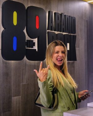 Julia Foti Instagram - e a sexta por aqui foi difereeeeente, 
participação no @quemnaofaztoma, aqui na @aradiorock 🤘🏻 🎸 
Quem aiii ouviu??? 
Tem disponível no YouTube 🤘🏻😬

#aradiorock #aovivo #youtube #quemnaofaztoma #futebol #fofoca #humor #radio #89Fm