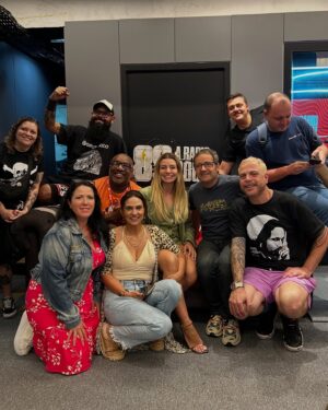 Julia Foti Instagram - e a sexta por aqui foi difereeeeente, 
participação no @quemnaofaztoma, aqui na @aradiorock 🤘🏻 🎸 
Quem aiii ouviu??? 
Tem disponível no YouTube 🤘🏻😬

#aradiorock #aovivo #youtube #quemnaofaztoma #futebol #fofoca #humor #radio #89Fm