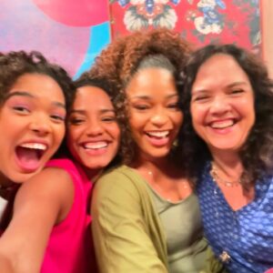 Juliana Alves Instagram - Encerrando os trabalhos da melhor maneira!
Sem dúvida encontra-las em cena é das coisas mais felizes do ano. 
#atrizes #VoltaPorCima