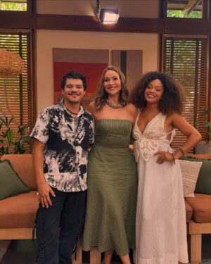 Juliana Alves Instagram - Cheguei de viagem onde fiquei uns dias off, diretamente pro É De Casa, ao vivo! ☺️✨🙏🏾✨
Foi minha primeira vez presencialmente nesse programa que eu adoro e admiro muito essas apresentadoras! 
Adorei essa experiência com meu parceiro @_adanilo_ Falamos sobre a novela #VoltaPorCima e muita coisa boa! 
Postei um resumo la nos stories! 

@edecasanasredes OBRIGADA PELO CARINHO! 

FELIZ ANO NOVO!!! 🙌🏾✨✨✨✨✨