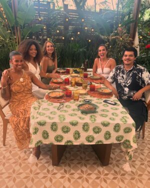 Juliana Alves Instagram - Cheguei de viagem onde fiquei uns dias off, diretamente pro É De Casa, ao vivo! ☺️✨🙏🏾✨
Foi minha primeira vez presencialmente nesse programa que eu adoro e admiro muito essas apresentadoras! 
Adorei essa experiência com meu parceiro @_adanilo_ Falamos sobre a novela #VoltaPorCima e muita coisa boa! 
Postei um resumo la nos stories! 

@edecasanasredes OBRIGADA PELO CARINHO! 

FELIZ ANO NOVO!!! 🙌🏾✨✨✨✨✨