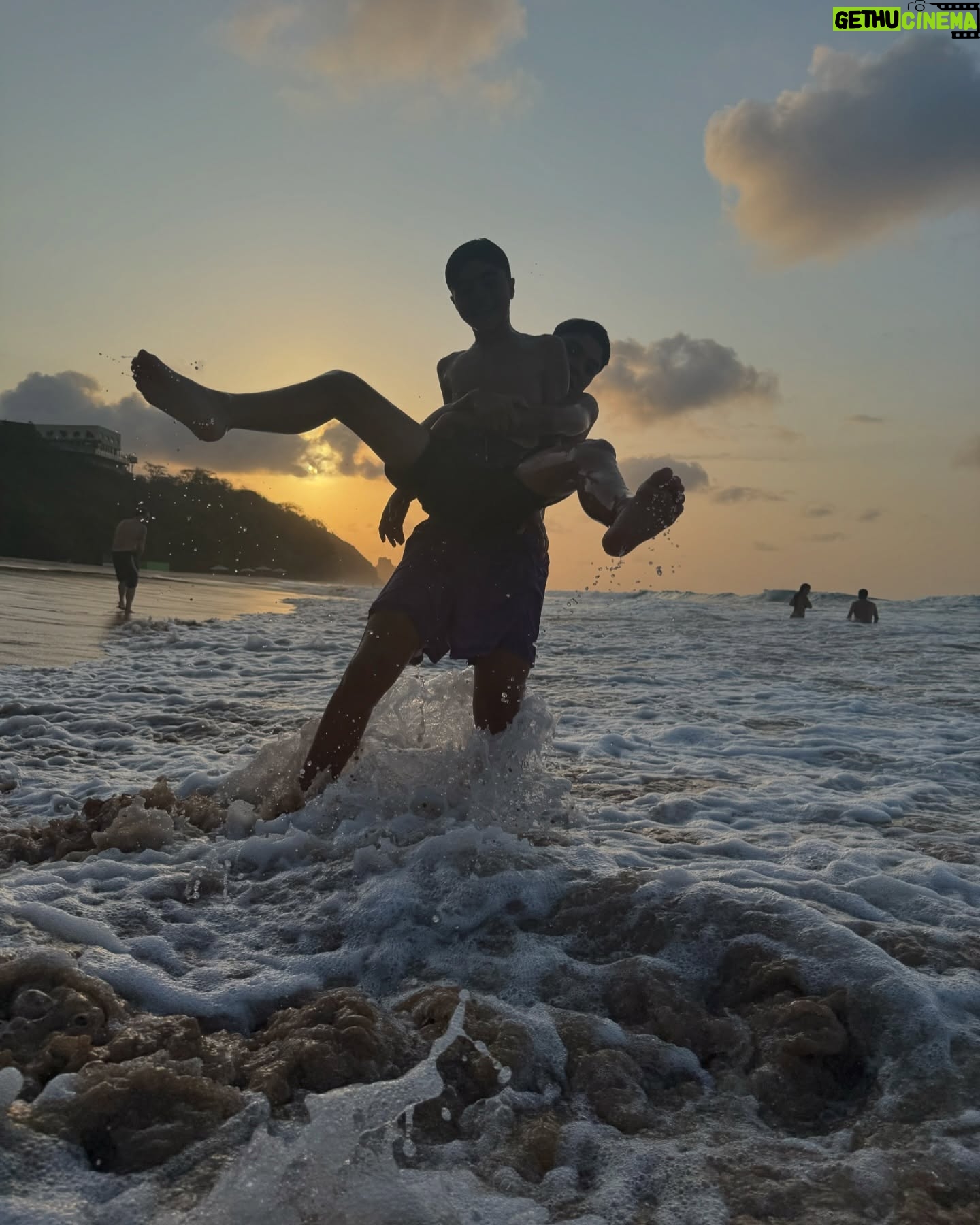 Juliana Paes - 203.8K Likes - 🙏🏽✨🌊 #noronha