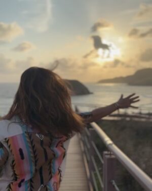 Juliana Paes Instagram - E quando papai do céu manda a nuvem com o nome da praia? ✨☀️✨☀️ #praiadoleao #noronha