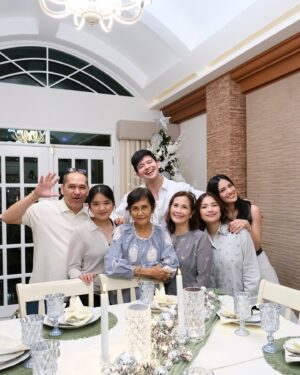 Julie Anne San Jose Instagram - Merry Christmas from our family to yours! 🎄😍❤️🙏🏻
