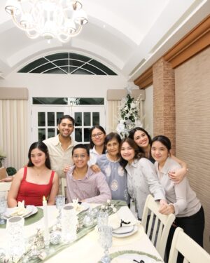 Julie Anne San Jose Instagram - Merry Christmas from our family to yours! 🎄😍❤️🙏🏻