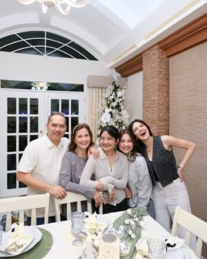 Julie Anne San Jose Instagram - Merry Christmas from our family to yours! 🎄😍❤️🙏🏻