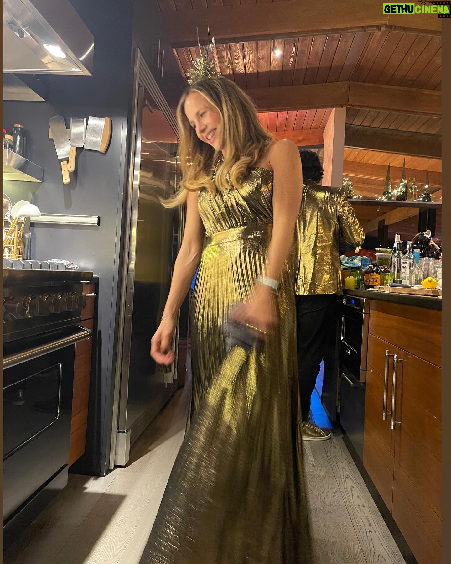 Julie Benz - 5.3K Likes - ❤️ May your heart be filled with love & joy as you step into the new year ❤️