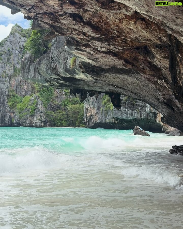 Julie Bertin - 34.2K Likes - 📍Maya Bay
Clairement le spot qu’il vaut mieux regarder en photo sur Insta .. BEAUCOUP mais BEAUCOUP trop touristique, alors oui c’est magnifique mais tu viens juste pour prendre ta photo rien de plus .. (pour le coup j’adore cette photo 📸).