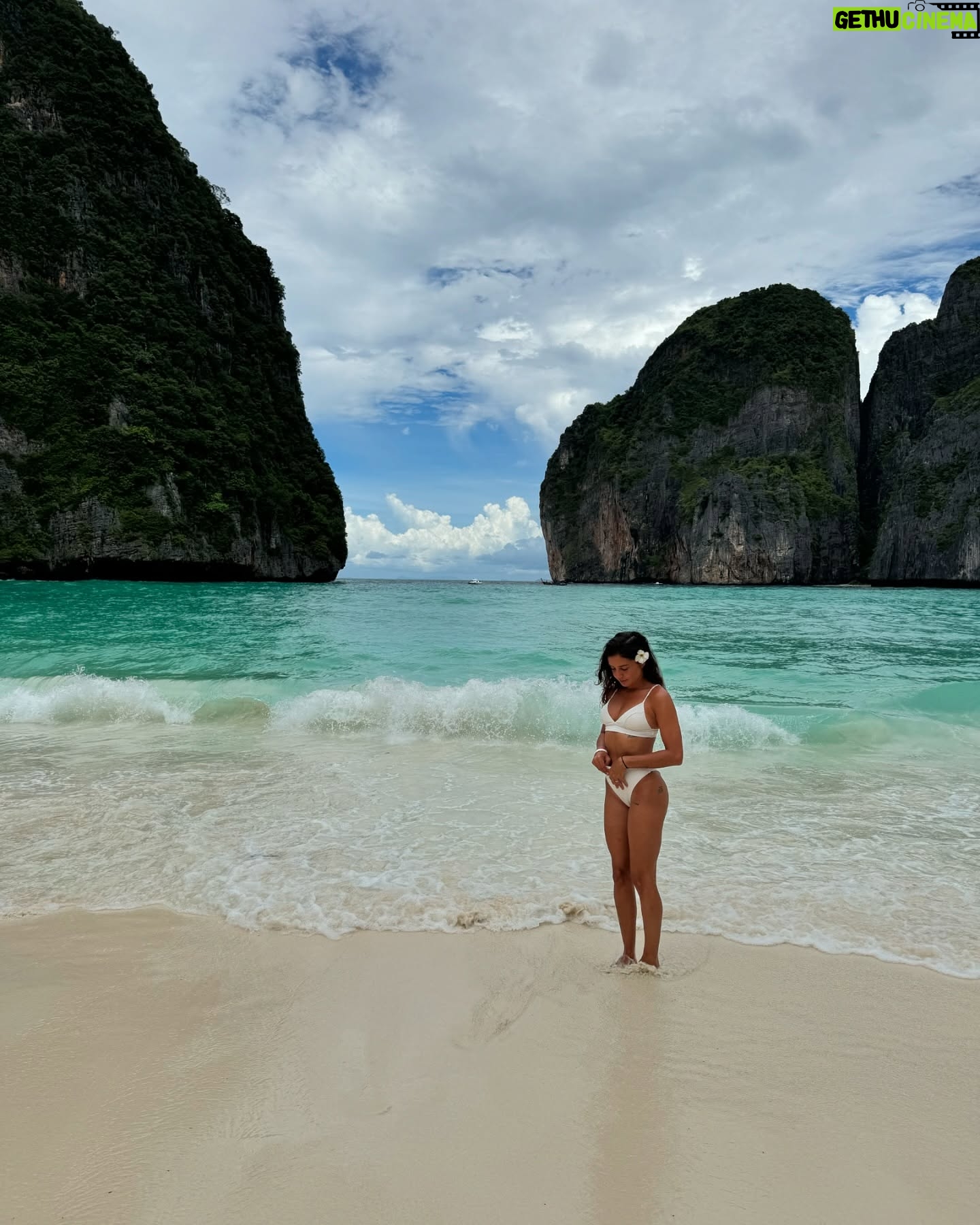 Julie Bertin - 34.2K Likes - 📍Maya Bay
Clairement le spot qu’il vaut mieux regarder en photo sur Insta .. BEAUCOUP mais BEAUCOUP trop touristique, alors oui c’est magnifique mais tu viens juste pour prendre ta photo rien de plus .. (pour le coup j’adore cette photo 📸).