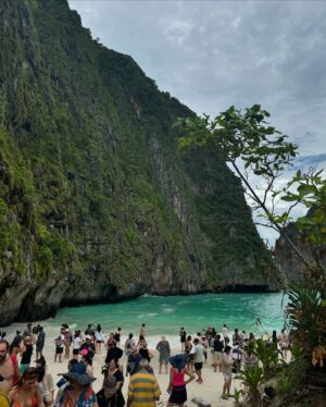 Julie Bertin Instagram - 📍Maya Bay 

Clairement le spot qu’il vaut mieux regarder en photo sur Insta .. BEAUCOUP mais BEAUCOUP trop touristique, alors oui c’est magnifique mais tu viens juste pour prendre ta photo rien de plus .. (pour le coup j’adore cette photo 📸).