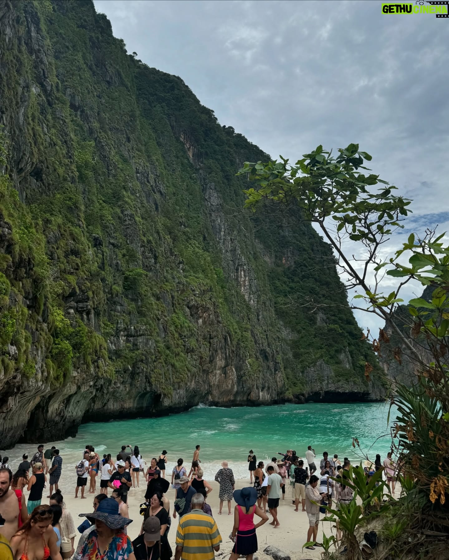 Julie Bertin - 34.2K Likes - 📍Maya Bay
Clairement le spot qu’il vaut mieux regarder en photo sur Insta .. BEAUCOUP mais BEAUCOUP trop touristique, alors oui c’est magnifique mais tu viens juste pour prendre ta photo rien de plus .. (pour le coup j’adore cette photo 📸).