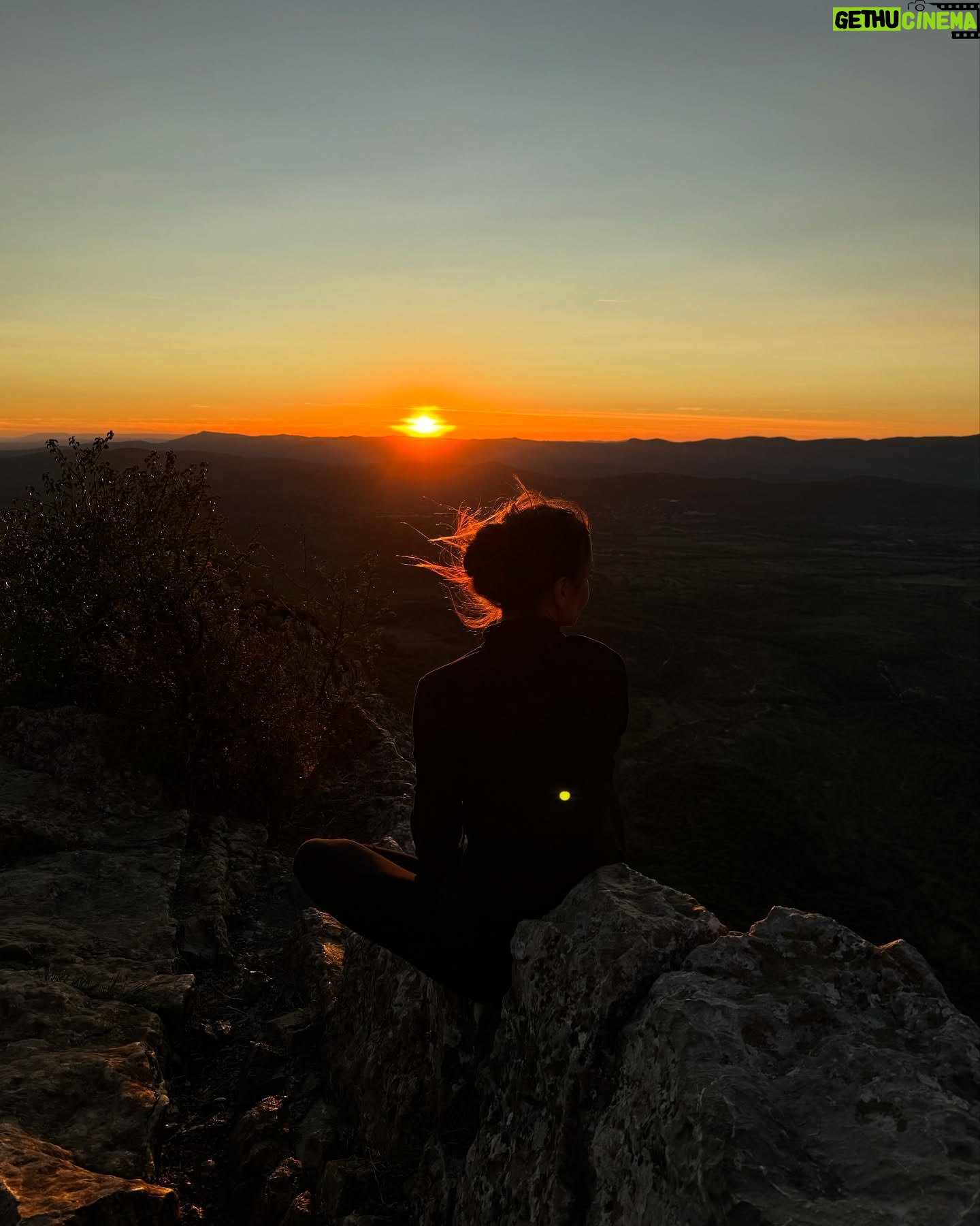 Julie Bertin - 7.9K Likes - Un effort récompensé par un coucher de soleil à couper le souffle 🌅.
6,3 km aller-retour 🥾 / 350 m de dénivelé ⛰️⬆️.
Juste assez pour sentir les jambes travailler et l’esprit s’apaiser.
➡️ Départ depuis Cazevieille 📍- Le Pic Saint-Loup est situé à environ 25 km au nord de Montpellier ( ~ 30mn).
Prévoir environ 2 heures ⛰️⬆️.
Le bonus ? Une vue panoramique à 360° qui vaut largement chaque goutte de sueur 😬.
*N’oubliez pas la lampe frontale pour redescendre après le spectacle.