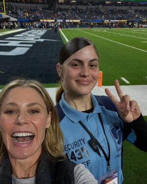 Julie Bowen Instagram - So far, @ravens game is awesome. Big ups to security lady and @jonathanogden75!!!💜💜💜