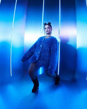 Juliette Instagram - Ontem ganhei o prêmio Geração Glamour como Mulher do Ano e hoje sou capa da @glamourbrasil. Alguém me belisca?! 

Foto: @cairamalho 
Styling: @yanacioli 
Beleza: @krisna 
Direção de set: @damascozzz
Equipe de foto: @ressumbrar @alephloureiro @thaisregin4
Direção de arte: @leticiahaag 
Texto: @thalita__peres 
Assessoria de Imprensa: @soubpmcom
Look: @dolcegabbana

#pratodosverem esse post possui texto alternativo