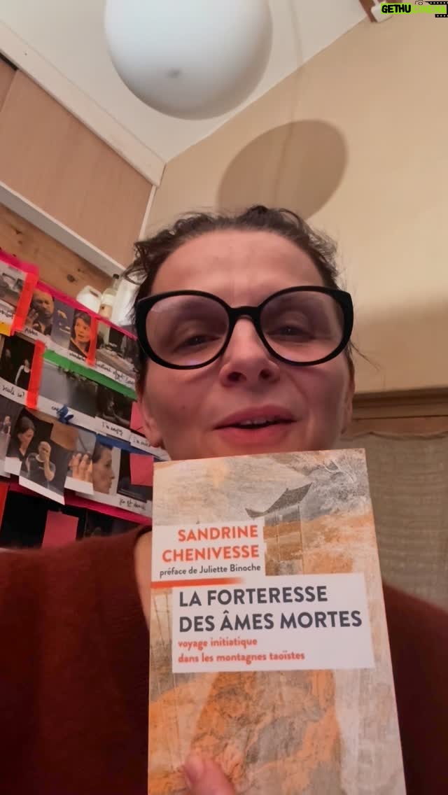 Juliette Binoche - 16.7K Likes - Un livre précieux de Sandrine Chenivesse, un voyage en Chine près des Maîtres Taoïstes pour apprendre sur les mal-morts, ceux qui sont partis trop vite de terre. Comment les aider à sortir de l’errance ? L’écriture de Sandrine nous emmène dans un paysage intérieur magnifique. À ne pas manquer. Jeune ethnologue, elle a découvert à travers sa propre histoire les secrets de ces âmes qui attendent d’être délivrées. 🤍❤️🩹🤍