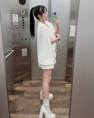 Jun Amaki Instagram - 明日は朝激早なので、もうねます🤍🩶

明天我要去台灣🖤
我期待與大家見面:)

new nail
@wiznail_0502 
ネイル納めだったので、シンプルに🩶🩶
大人ネイル、落ち着きます🤍