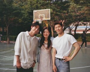 Jung Chae-yeon Instagram - 🏡
딱 작년 이맘때쯤부터 함께한 조립식 가족이 첫눈과 마지막을 함께했네요.

참 햇살같이 따뜻하고 맑은 주원이를 만나 행복하고 또 행복했습니다. 
어느 순간 제가 주원이가 되었고, 정말 가족이 되어버렸어요.
마음껏 웃고 울었던 시간들이었습니다.

인사하면 헤어지는 것 같고, 잘 가라고 하면 정말 헤어지는 것 같아서 그런 표현은 하지 않겠습니다.
여러분들 마음속에 조립식 가족이 은은하게 비춰주는 따듯한 난로 같은 작품으로 남겨주세요. 
그리고 가끔씩 꺼내보고 기억해 주세요.
저 역시도 한 여름밤의 꿈같은 이 시간들, 모든 순간들을 오랫동안 마음속에 잘 간직하겠습니다. 

함께 한 모든 배우분들, 스태프분들 덕분에 온기가 더 따뜻해질 수 있었습니다. 정말 감사드립니다 🙏🏻🙇‍♀️

마지막으로 산하, 해준이 너네가 나타났잖아. 좋았다고. 
윤주원의 소중한 오빠, 내 소중한 친구가 되어줘서 많이 고마워❤️