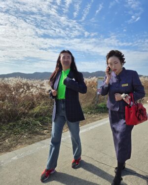 Jung Kyoung-mi Instagram - 춘배❤️갱미

싸모님들!
우리 춘배동상이랑 단풍데이투 
유투부 업로드 했어요!

진짜 혼자보기 아깝꼬롬 재미져요!!!!

인수타 프로필에 링크주소 있으니께
들어가서 한번 봐줘유~~~
아니믄 거시기 유투부에 <판매왕 정경미> 쳐요💋

춘배 매력에 홀랑 빠질거여요
하하하하핳하하하하하핳하
@kim_miryeo0613