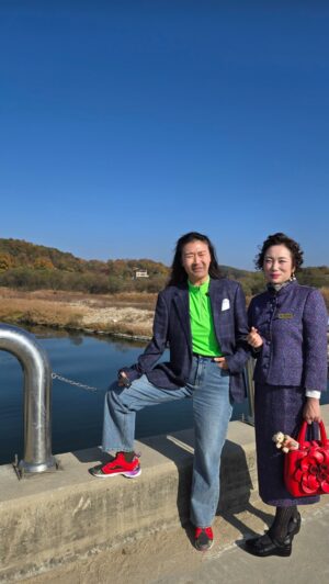 Jung Kyoung-mi Instagram - 춘배씨💋

싸모님들~
나 춘배씨랑 소풍 댕겨왔어요!

은행냄새야? 춘배씨 깨스야??

암튼 아주 고약했어요 
하하하하하핳하하하하하

소풍 영상은 나중에 유투부로 공개해요💋

@kim_miryeo0613