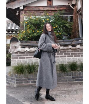 Jung Ryeo-won Instagram - .
가을 끝자락🍁 
코트계절 ❤️
.
#광고
#루에브르