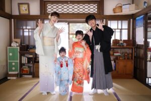 Juri Ueno Instagram - 今夜9時、ドラマ「監察医朝顔　新春スペシャル」放送です📺😊（写真の着物は昨年夏に着ました👘🤭☀️）

みなさんぜひ、ご覧ください♪

私も今夜、リアルタイムで初視聴となります。
昨年の暑い夏の映像を観るのが楽しみです。

以下文、記事引用↓《皆様へメッセージ》

－－今作含め『監察医 朝顔』という作品全体を通しての思い

「東日本大震災から13年、
ドラマ『監察医 朝顔』放送から5年半
という月日が流れました。

今回の『2025 新春スペシャル』は
前回の夏のスペシャルから約2年ぶりに、
皆様にお目にかかることとなります。

キャスト、スタッフ、ブランクがあっても
揺らぐことのないチームワークで
〝日常〟を丁寧に、生き生きと描いています。

再会できる喜び、
そして時と共に変化していく姿を
楽しみながら、慈しみながら演じました。

〝朝顔〟は花の名前ですが、
今回の物語の中で長い歳月を経て、
生き抜く植物の生命力も
全体を通して感じられると思います。

事件解決にもある植物が関わっていますので
注目してご覧ください」

　「下の里美はすごく桑原くん（風間さん）に似ていて。
前回は2歳でイヤイヤ期だったので、
（撮影現場で）本当に泣いちゃったりしたんですが、　
2年半たって今回会ったら結構話せるようになっていて。

万木家のシーンとか、
会話を交わして4人でお芝居している感じになりました。

私は下の子（里美）を送って行ったり迎えに行ったりという
シーンが多いんですが、
いつもニコニコしていて、
桑原くんとすごく似てるから、
桑原くんと一緒にいるみたいな感じがするんですよ。　
本当に家族ってこういう感じなのかなって。
ふいに家族を感じますね」

　◇夫婦はお互いを思い合って、ギリギリのところで支え合っているのかもしれない

　「子どもがどんどん大きくなってきて、
朝顔がエプロン姿で
朝からちゃんと台所に立ってるかなと思って。
朝顔はちょっと抜けてるとこもあるんじゃないかなと、
いつもと違う感じにしたんですよ。
毎日を回していくことってどれだけ大変なのかと。

ママチャリとかで子育て中のお母さんとすれ違うときの
スリル感ってすごくて、1分1秒も無駄にしない、
気を緩められないというか。
朝顔もきっとてんてこ舞いで、
ちょっとずつ慣れていい加減になってきて、
つい桑原くんを頼ってしまうこともあるだろうし、
桑原くんは今回、ある大きな隠し事があって、
大変なのに、なるべく朝顔の力になれるように
やってくれている。

夫婦ってお互いを思い合って、
ギリギリのところで、支え合っているのかもしれません」

「朝顔も一人の人間として未熟なところはある。
時が流れても完璧になるということは常にないし、
それが愛おしい」

－－朝顔を演じる上で大事にしたこと

「前回のスペシャルでは、
父・平が施設へ行ってしまう事を何とか受け入れ、
まだ小さい子供の世話と仕事に追われて
心身ともに崩れるような瞬間もありましたね。

今回は、そんな父・平とのお別れが迫っています。
と同時に、子供は大きくなり子育ても、こなれてきた朝顔。　

でもその影には、支える夫や、同僚がいる。

〝慣れ〟
というのは決して自分が成長したからとは言えない、

〝つい、うっかり〟
身近な人に頼ったり、任せたりが

〝日常＝当たり前〟
になって、という事もあります。

登場人物たちを通して、
〝今一度立ち止まり、自分自身を振り返る〟。

ご覧になられる方々が
そんな風にご視聴できるといいなと思い、
今の朝顔を等身大で演じさせていただきました」

　◇2025年はどういう年に？

　「軽やかに、より早く、
思ったことを形にできるような準備の年にしたい。
そのためには、まず
自分を大事にしなきゃいけないと思っています。

日々の積み重ねが全部表現に出ると思うので、
何か特別なことをしたり、無理をして頑張ろうとか、
『監察医 朝顔』自体がそういうドラマではないように、

自分自身を大事に。
そしてあっという間に過ぎていく
1日1日に感じていること、やりたいことを
計画的に行動しないと実現できないので、
軽やかにスムーズに形にしていけるように、
真っすぐに自分の思い描いている世界へ向かって
シンプルに生きたいなと思いますね」

－－視聴者の方へのメッセージ

「お正月は、昨年のことを振り返り、
また新年のスタートに大切な方と
集われていることと思います。

おいしいご飯と共に、英気を養われ、過ごされている中、
大切な方とドラマ『監察医 朝顔』を観ていただけると
幸いです。

ご覧になられる皆さんにとって、
〝次、またゆっくり会えるのはいつだろう。〟

朝顔のドラマが、そんな大切な存在になれたら、
大変うれしく思います」

@asagao2_2020 
@shunsukekzm 
@yuzuna_nagase 
#中村千歳