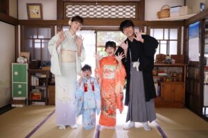 Juri Ueno Instagram - 今夜9時、ドラマ「監察医朝顔　新春スペシャル」放送です📺😊（写真の着物は昨年夏に着ました👘🤭☀️）

みなさんぜひ、ご覧ください♪

私も今夜、リアルタイムで初視聴となります。
昨年の暑い夏の映像を観るのが楽しみです。

以下文、記事引用↓《皆様へメッセージ》

－－今作含め『監察医 朝顔』という作品全体を通しての思い

「東日本大震災から13年、
ドラマ『監察医 朝顔』放送から5年半
という月日が流れました。

今回の『2025 新春スペシャル』は
前回の夏のスペシャルから約2年ぶりに、
皆様にお目にかかることとなります。

キャスト、スタッフ、ブランクがあっても
揺らぐことのないチームワークで
〝日常〟を丁寧に、生き生きと描いています。

再会できる喜び、
そして時と共に変化していく姿を
楽しみながら、慈しみながら演じました。

〝朝顔〟は花の名前ですが、
今回の物語の中で長い歳月を経て、
生き抜く植物の生命力も
全体を通して感じられると思います。

事件解決にもある植物が関わっていますので
注目してご覧ください」

　「下の里美はすごく桑原くん（風間さん）に似ていて。
前回は2歳でイヤイヤ期だったので、
（撮影現場で）本当に泣いちゃったりしたんですが、　
2年半たって今回会ったら結構話せるようになっていて。

万木家のシーンとか、
会話を交わして4人でお芝居している感じになりました。

私は下の子（里美）を送って行ったり迎えに行ったりという
シーンが多いんですが、
いつもニコニコしていて、
桑原くんとすごく似てるから、
桑原くんと一緒にいるみたいな感じがするんですよ。　
本当に家族ってこういう感じなのかなって。
ふいに家族を感じますね」

　◇夫婦はお互いを思い合って、ギリギリのところで支え合っているのかもしれない

　「子どもがどんどん大きくなってきて、
朝顔がエプロン姿で
朝からちゃんと台所に立ってるかなと思って。
朝顔はちょっと抜けてるとこもあるんじゃないかなと、
いつもと違う感じにしたんですよ。
毎日を回していくことってどれだけ大変なのかと。

ママチャリとかで子育て中のお母さんとすれ違うときの
スリル感ってすごくて、1分1秒も無駄にしない、
気を緩められないというか。
朝顔もきっとてんてこ舞いで、
ちょっとずつ慣れていい加減になってきて、
つい桑原くんを頼ってしまうこともあるだろうし、
桑原くんは今回、ある大きな隠し事があって、
大変なのに、なるべく朝顔の力になれるように
やってくれている。

夫婦ってお互いを思い合って、
ギリギリのところで、支え合っているのかもしれません」

「朝顔も一人の人間として未熟なところはある。
時が流れても完璧になるということは常にないし、
それが愛おしい」

－－朝顔を演じる上で大事にしたこと

「前回のスペシャルでは、
父・平が施設へ行ってしまう事を何とか受け入れ、
まだ小さい子供の世話と仕事に追われて
心身ともに崩れるような瞬間もありましたね。

今回は、そんな父・平とのお別れが迫っています。
と同時に、子供は大きくなり子育ても、こなれてきた朝顔。　

でもその影には、支える夫や、同僚がいる。

〝慣れ〟
というのは決して自分が成長したからとは言えない、

〝つい、うっかり〟
身近な人に頼ったり、任せたりが

〝日常＝当たり前〟
になって、という事もあります。

登場人物たちを通して、
〝今一度立ち止まり、自分自身を振り返る〟。

ご覧になられる方々が
そんな風にご視聴できるといいなと思い、
今の朝顔を等身大で演じさせていただきました」

　◇2025年はどういう年に？

　「軽やかに、より早く、
思ったことを形にできるような準備の年にしたい。
そのためには、まず
自分を大事にしなきゃいけないと思っています。

日々の積み重ねが全部表現に出ると思うので、
何か特別なことをしたり、無理をして頑張ろうとか、
『監察医 朝顔』自体がそういうドラマではないように、

自分自身を大事に。
そしてあっという間に過ぎていく
1日1日に感じていること、やりたいことを
計画的に行動しないと実現できないので、
軽やかにスムーズに形にしていけるように、
真っすぐに自分の思い描いている世界へ向かって
シンプルに生きたいなと思いますね」

－－視聴者の方へのメッセージ

「お正月は、昨年のことを振り返り、
また新年のスタートに大切な方と
集われていることと思います。

おいしいご飯と共に、英気を養われ、過ごされている中、
大切な方とドラマ『監察医 朝顔』を観ていただけると
幸いです。

ご覧になられる皆さんにとって、
〝次、またゆっくり会えるのはいつだろう。〟

朝顔のドラマが、そんな大切な存在になれたら、
大変うれしく思います」

@asagao2_2020 
@shunsukekzm 
@yuzuna_nagase 
#中村千歳