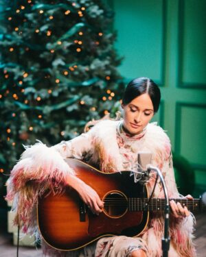 Kacey Musgraves Instagram - ✨🅃🄷🄴 🄺🄰🄲🄴🅈 🄼🅄🅂🄶🅁🄰🅅🄴🅂 🄲🄷🅁🄸🅂🅃🄼🄰🅂 🅂🄷🄾🅆 ✨sleighing every year on @primevideo