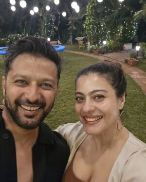 Kajol Instagram - And that’s a wrap! Better than a movie ending for sure . Wishes for the coming year to all of you 
May u always run out of chairs for your guests
May ur table always groan with the weight of food and friends..
May ur neighbours always complain about how long and fun ur parties are.. and last of all…. 
May ur joy be supremely infectious to the world around you always. 
#blessedbe #toasttothenewyear #happynewyear