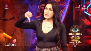 Kamya Punjabi Instagram - Vivian se judi expectations tooti, isliye hai Kamya Panjabi usse roothi. ☹️

Dekhiye #BiggBoss18, Mon-Fri raat 10:30 baje aur Sat-Sun 9:30 baje, sirf #Colors aur @officialjiocinema par. 

@bellavita.official @vaselineindia @parle2020cookies @chingssecret  @harpic_india @gocheesein

#BiggBoss18 #BiggBoss #BB18

@beingsalmankhan @viviandsena @panjabikamya