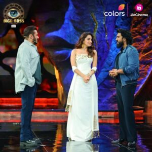 Kamya Punjabi Instagram - Weekend Ka Vaar mein hogi sitaaron bhari raat. From @kiaraaliaadvani to @alwaysramcharan, sabhi honge Salman ke saath. 🔥

Dekhiye #BiggBoss18 Weekend Ka Vaar Shanivaar aur Ravivaar raat 9.30 baje @colorstv aur #JioCinema par.

#BB18 #WeekendKaVaar #BiggBoss18onJioCinema #BiggBoss @beingsalmankhan #KamyaPanjabi @adnan_a_khan @ayesha.singh19 @mona151082