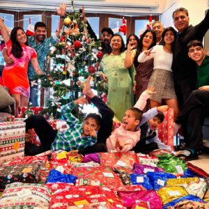 Kanchi Kaul Instagram - From our family to yours, we wish you a Merry Christmas! 🎄🎅✨ Here’s to the magic of togetherness, the joy of giving, and spreading love far and wide 💖🎁🌟 May your day be as warm and bright as the spirit of this season 🎶🎉❄️ #merrychristmas #family #love #joyofgiving #holidaymagic 🎄🎅🎄🎅🎄🎅