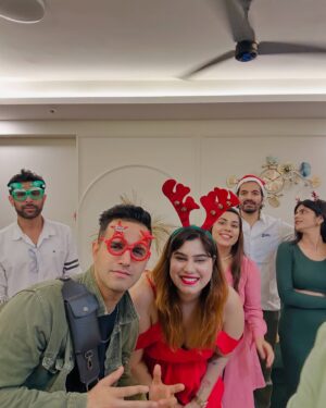 Kanisha Malhotra Instagram - Merry Christmas Everyone. Sorry for the late post, I was busy celebrating my most favourite festival. I love this time of the year & so I had a chotu sa party at home & what a banger it was. Thanks for who came & sorry to whom I forgot to invite. It was supposed to be a small close knit affair but I don’t know how my parties end up becoming massive 🥲🫣🫢Anyways hope you enjoying your Christmas. 
Yeshu di balle balle & Merry Christmas 🤶🎄🪩🕺💃🏻💖🎉✨

#christmas #christmastree #christmasdecor #christmastime #christmas2025 #party #christmasparty #trending #viral #kanishamalhotra
