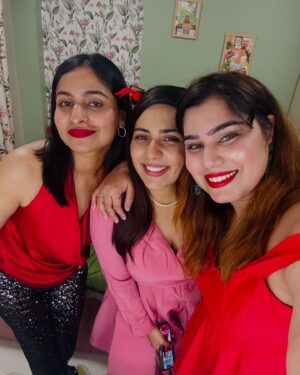 Kanisha Malhotra Instagram - Merry Christmas Everyone. Sorry for the late post, I was busy celebrating my most favourite festival. I love this time of the year & so I had a chotu sa party at home & what a banger it was. Thanks for who came & sorry to whom I forgot to invite. It was supposed to be a small close knit affair but I don’t know how my parties end up becoming massive 🥲🫣🫢Anyways hope you enjoying your Christmas. 
Yeshu di balle balle & Merry Christmas 🤶🎄🪩🕺💃🏻💖🎉✨

#christmas #christmastree #christmasdecor #christmastime #christmas2025 #party #christmasparty #trending #viral #kanishamalhotra
