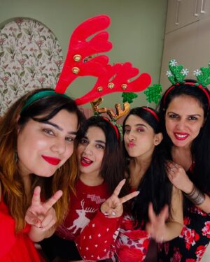 Kanisha Malhotra Instagram - Merry Christmas Everyone. Sorry for the late post, I was busy celebrating my most favourite festival. I love this time of the year & so I had a chotu sa party at home & what a banger it was. Thanks for who came & sorry to whom I forgot to invite. It was supposed to be a small close knit affair but I don’t know how my parties end up becoming massive 🥲🫣🫢Anyways hope you enjoying your Christmas. 
Yeshu di balle balle & Merry Christmas 🤶🎄🪩🕺💃🏻💖🎉✨

#christmas #christmastree #christmasdecor #christmastime #christmas2025 #party #christmasparty #trending #viral #kanishamalhotra