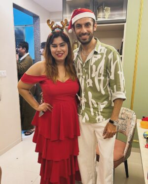Kanisha Malhotra Instagram - Merry Christmas Everyone. Sorry for the late post, I was busy celebrating my most favourite festival. I love this time of the year & so I had a chotu sa party at home & what a banger it was. Thanks for who came & sorry to whom I forgot to invite. It was supposed to be a small close knit affair but I don’t know how my parties end up becoming massive 🥲🫣🫢Anyways hope you enjoying your Christmas. 
Yeshu di balle balle & Merry Christmas 🤶🎄🪩🕺💃🏻💖🎉✨

#christmas #christmastree #christmasdecor #christmastime #christmas2025 #party #christmasparty #trending #viral #kanishamalhotra