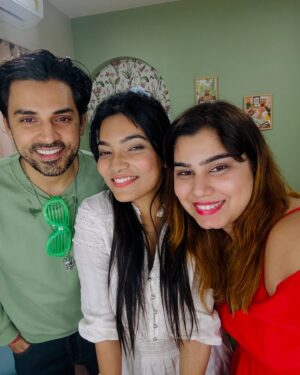 Kanisha Malhotra Instagram - Merry Christmas Everyone. Sorry for the late post, I was busy celebrating my most favourite festival. I love this time of the year & so I had a chotu sa party at home & what a banger it was. Thanks for who came & sorry to whom I forgot to invite. It was supposed to be a small close knit affair but I don’t know how my parties end up becoming massive 🥲🫣🫢Anyways hope you enjoying your Christmas. 
Yeshu di balle balle & Merry Christmas 🤶🎄🪩🕺💃🏻💖🎉✨

#christmas #christmastree #christmasdecor #christmastime #christmas2025 #party #christmasparty #trending #viral #kanishamalhotra