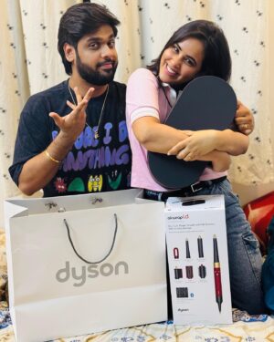 Kanmani Manoharan Instagram - #Happy 3month anniversary ❣️

This gift is truly special, not because of its value, but because of the person who gave it to me🫂I’ve always been the one giving, never really on the receiving end, but when someone takes the time and effort to make me happy, it means the world. 
Thank you my aswath_official ♥️

#loveofmylife #togetgerforever #celebration #happiness #emotional #dyson #dysonairwrap #airwrapid