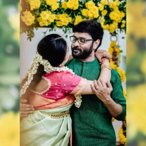 Kannika Snekan Instagram - தையில்
எங்கள் வாரிசை வரவேற்க
காத்திருக்கிறோம்...💐

அனைவருக்கும்
தைத்திருநாள் நல்வாழ்த்துகள்🙏

Makeup : @kaviyaartistry_off
Photography : @magicmomentsphotography.in
Decoration : @valentineeventss
Aari Blouse : @showstopper_fashion_studio
Mehandi : @__hennabysha__
Saree : @ashirahbydiadem

#HappyPongal2025 #kannikasnekan #kannikasnekanpregnancy #kannikaravi #kavingersnekan #snekan #lyricistsnekan