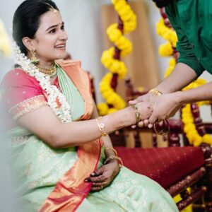 Kannika Snekan Instagram - தையில்
எங்கள் வாரிசை வரவேற்க
காத்திருக்கிறோம்...💐

அனைவருக்கும்
தைத்திருநாள் நல்வாழ்த்துகள்🙏

Makeup : @kaviyaartistry_off 
Photography : @magicmomentsphotography.in
Decoration : @valentineeventss
Aari Blouse : @showstopper_fashion_studio
Mehandi : @__hennabysha__
Saree : @ashirahbydiadem

#HappyPongal2025 #kannikasnekan #kannikasnekanpregnancy #kannikaravi #kavingersnekan #snekan #lyricistsnekan