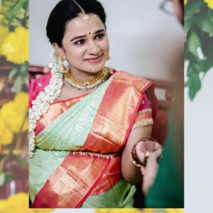 Kannika Snekan Instagram - தையில்
எங்கள் வாரிசை வரவேற்க
காத்திருக்கிறோம்...💐

அனைவருக்கும்
தைத்திருநாள் நல்வாழ்த்துகள்🙏

Makeup : @kaviyaartistry_off 
Photography : @magicmomentsphotography.in
Decoration : @valentineeventss
Aari Blouse : @showstopper_fashion_studio
Mehandi : @__hennabysha__
Saree : @ashirahbydiadem

#HappyPongal2025 #kannikasnekan #kannikasnekanpregnancy #kannikaravi #kavingersnekan #snekan #lyricistsnekan