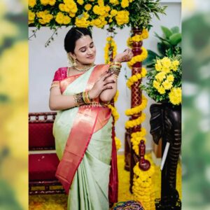 Kannika Snekan Instagram - தையில்
எங்கள் வாரிசை வரவேற்க
காத்திருக்கிறோம்...💐

அனைவருக்கும்
தைத்திருநாள் நல்வாழ்த்துகள்🙏

Makeup : @kaviyaartistry_off 
Photography : @magicmomentsphotography.in
Decoration : @valentineeventss
Aari Blouse : @showstopper_fashion_studio
Mehandi : @__hennabysha__
Saree : @ashirahbydiadem

#HappyPongal2025 #kannikasnekan #kannikasnekanpregnancy #kannikaravi #kavingersnekan #snekan #lyricistsnekan