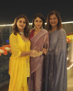 Kanupriya Gupta Instagram - Hope your Diwali was as special as mine… 🪔✨

Sending you all so much love and warmth and I pray you have people who brighten up your lives and I have these bunch of super souls ♥️

Photos by none other than our @rekabira_ 
My outfit @dcmumbai 

#diwali2024 #diwali #familytime #couplelove